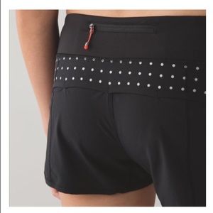 Speed short w reflective dots, size 10 in black